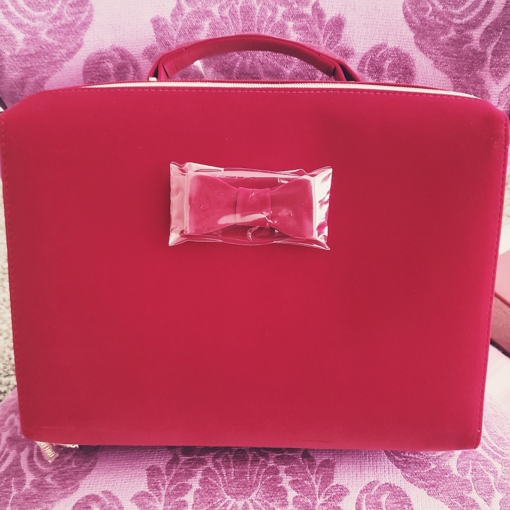 NEW Estee Lauder Red Velvet Bow Cosmetic Case